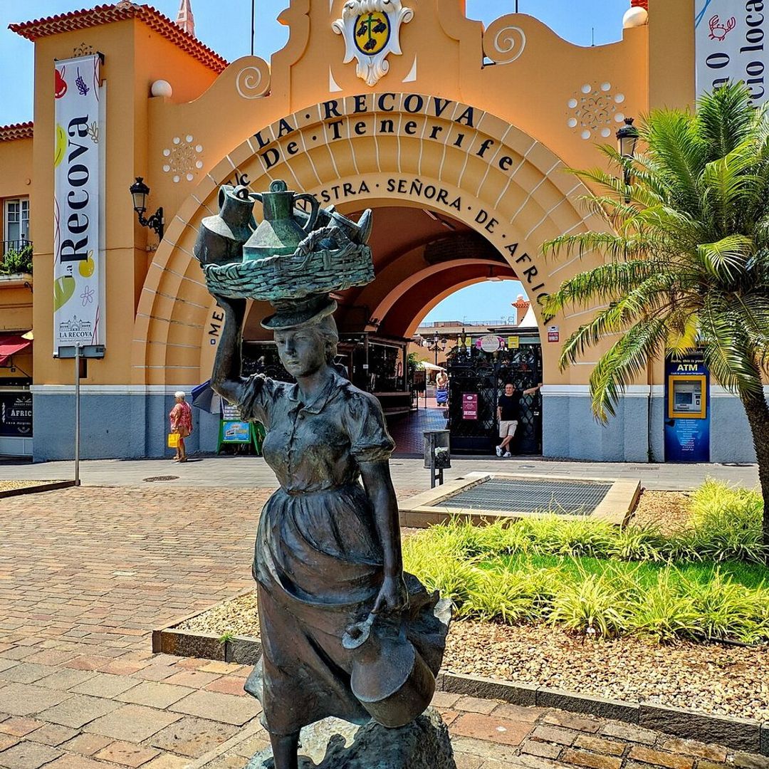 Escultura de La lechera y Mercado de Santa Cruz de Tenerife