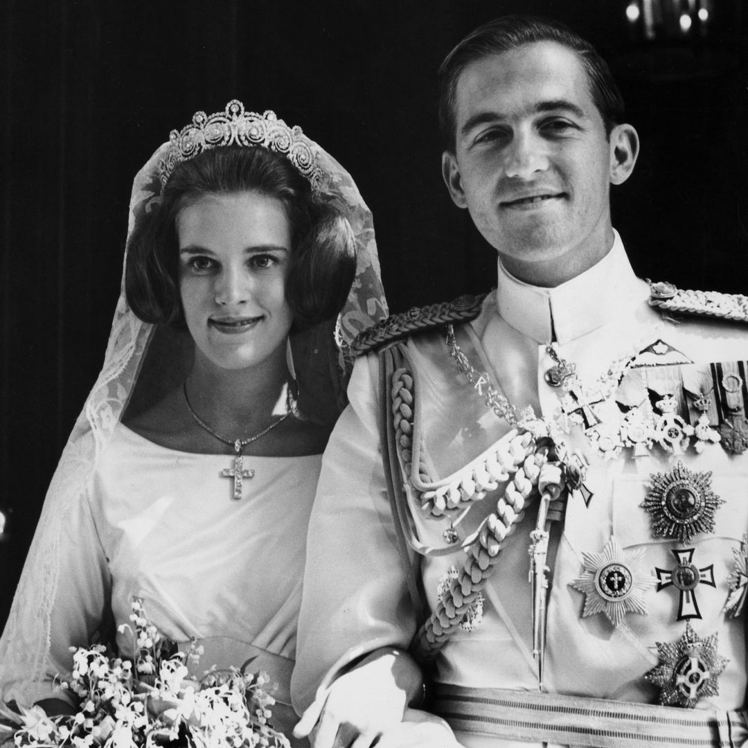 La boda de Ana María y Constantino, los últimos reyes de Grecia: un vestido que desapareció en el exilio y una tiara egipcia para la jovencísima novia