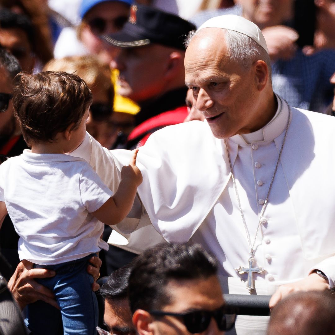 El Papa León XIV dando la bendición a un pequeño de Madrid