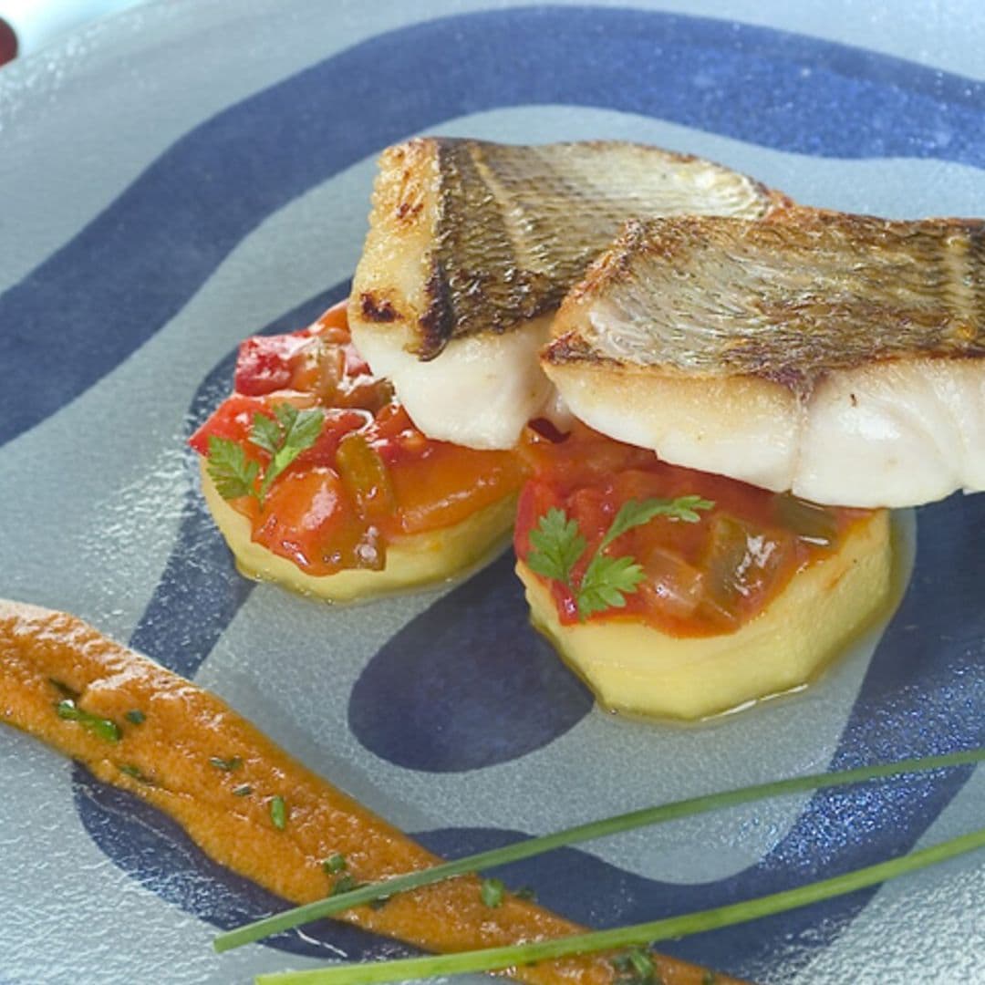 Besugo con patatas y salsa romesco