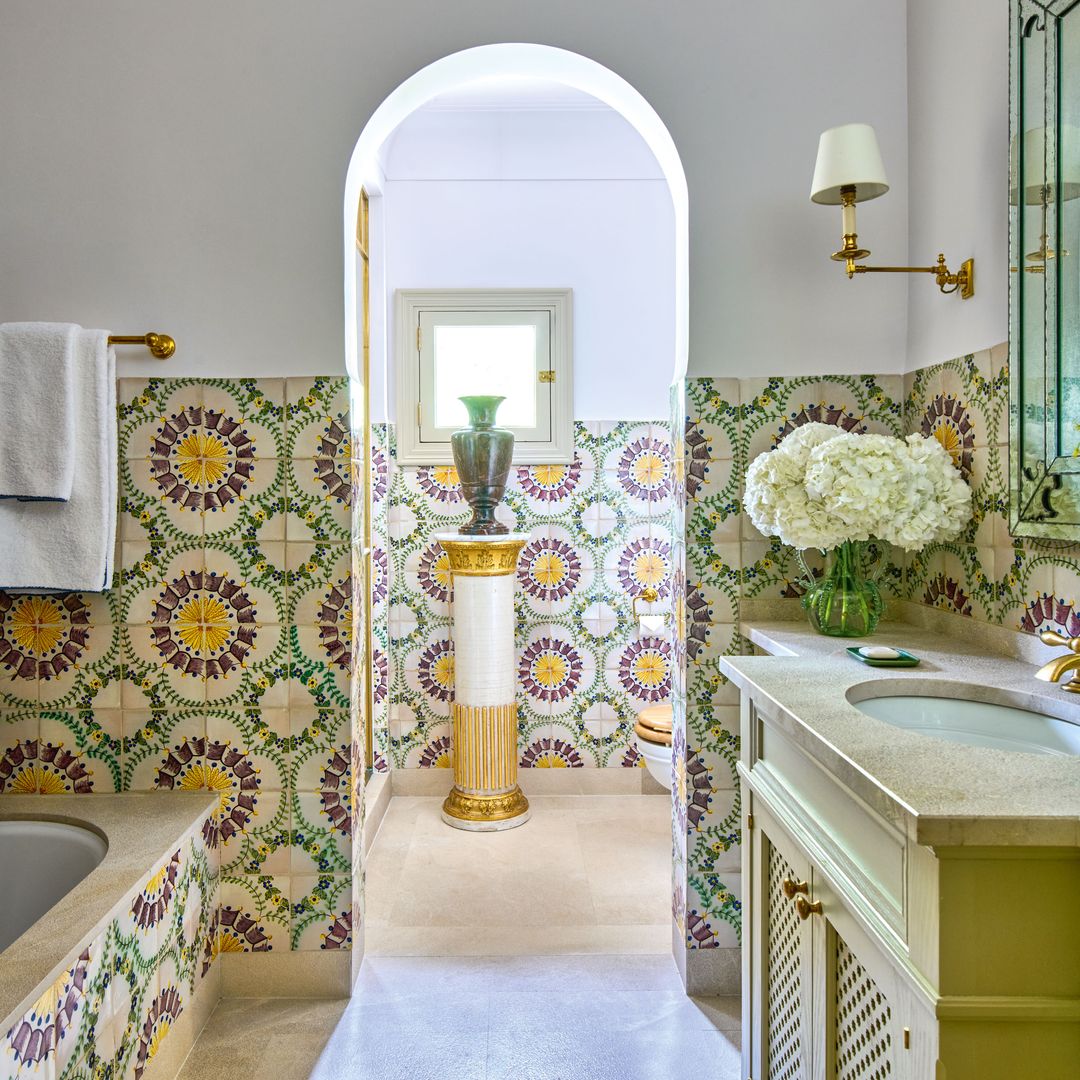 Uno de los baños con un distintivo diseño de azulejos del arquitecto portugués Alexandre Gamelas en la casa de James Costos y Michael Smith