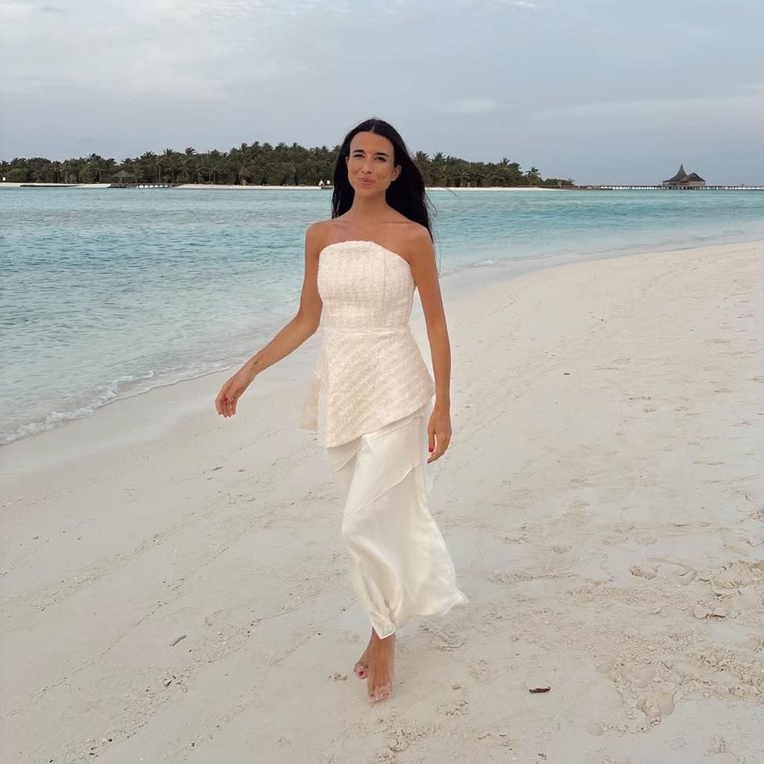 Laura Corsini sorprende vestida de novia en una playa paradisíaca con un conjunto que nadie puede comprar