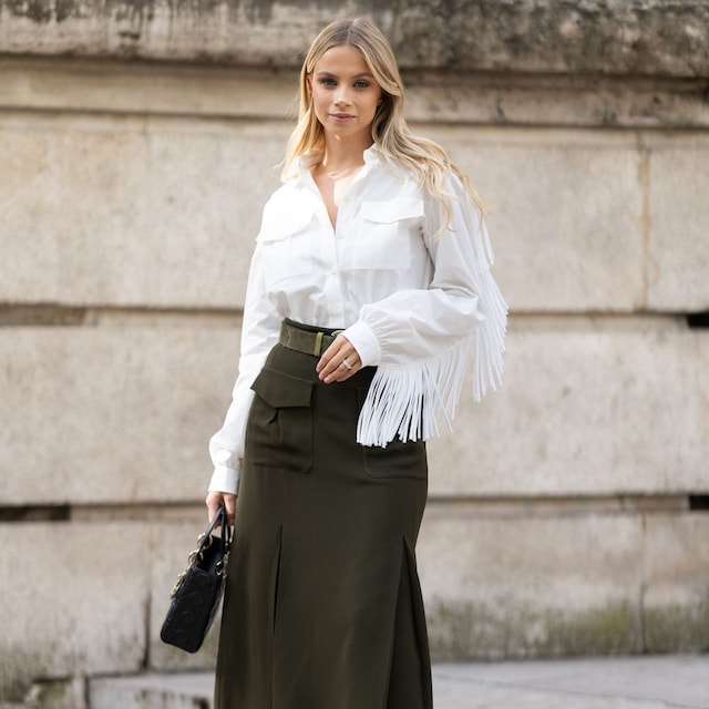 camisa con flecos y falda midi verde militar