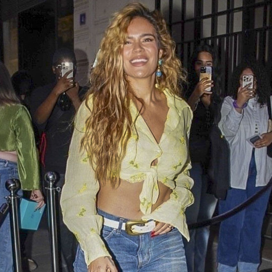Karol G lleva su esencia tropical hasta París con un 'look' vibrante