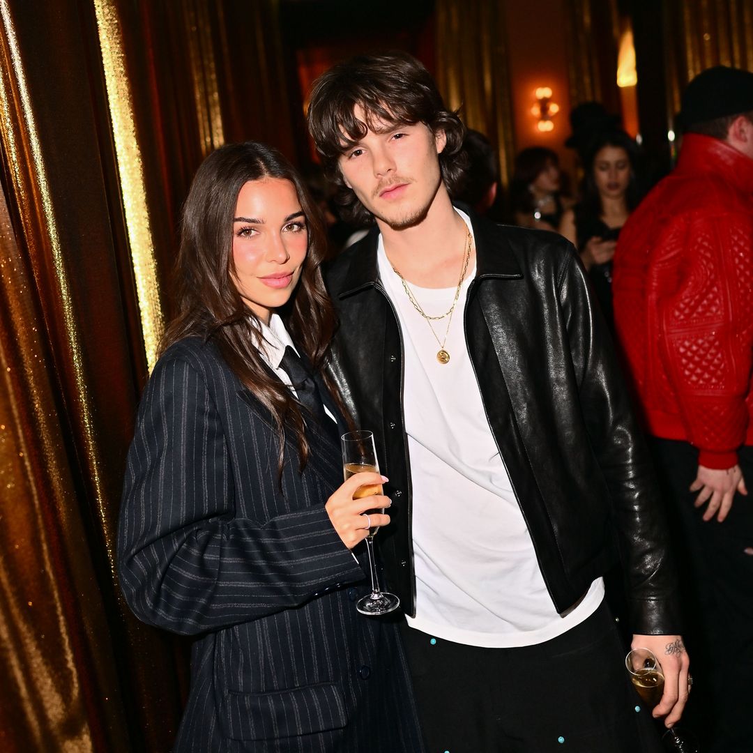 Jackie Apostel se apunta en París al uniforme que han llevado todas las ‘chicas Beckham’