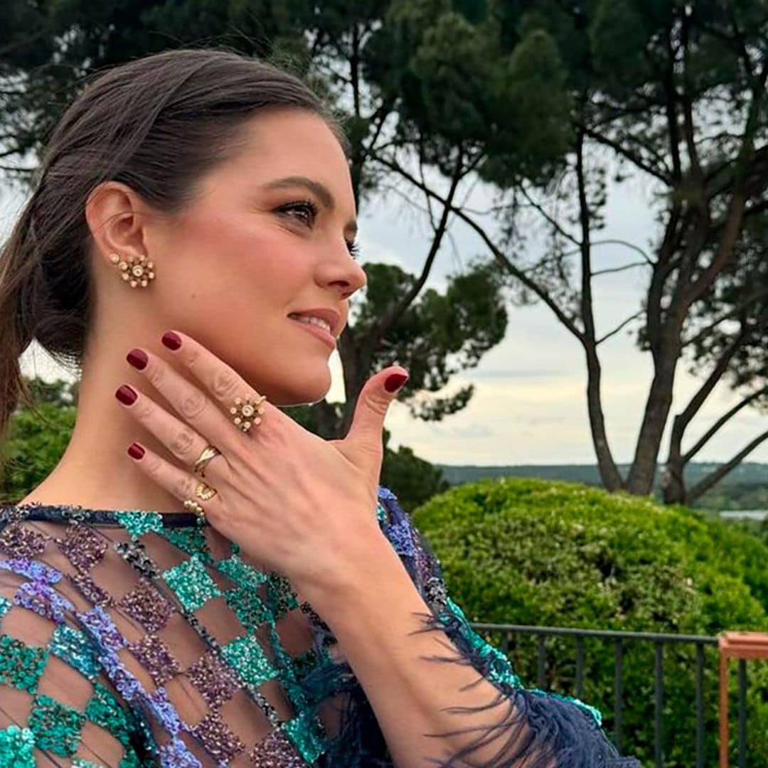 Isabelle Junot combina un vestido semitransparente, brillante y de flecos con plataformas de terciopelo