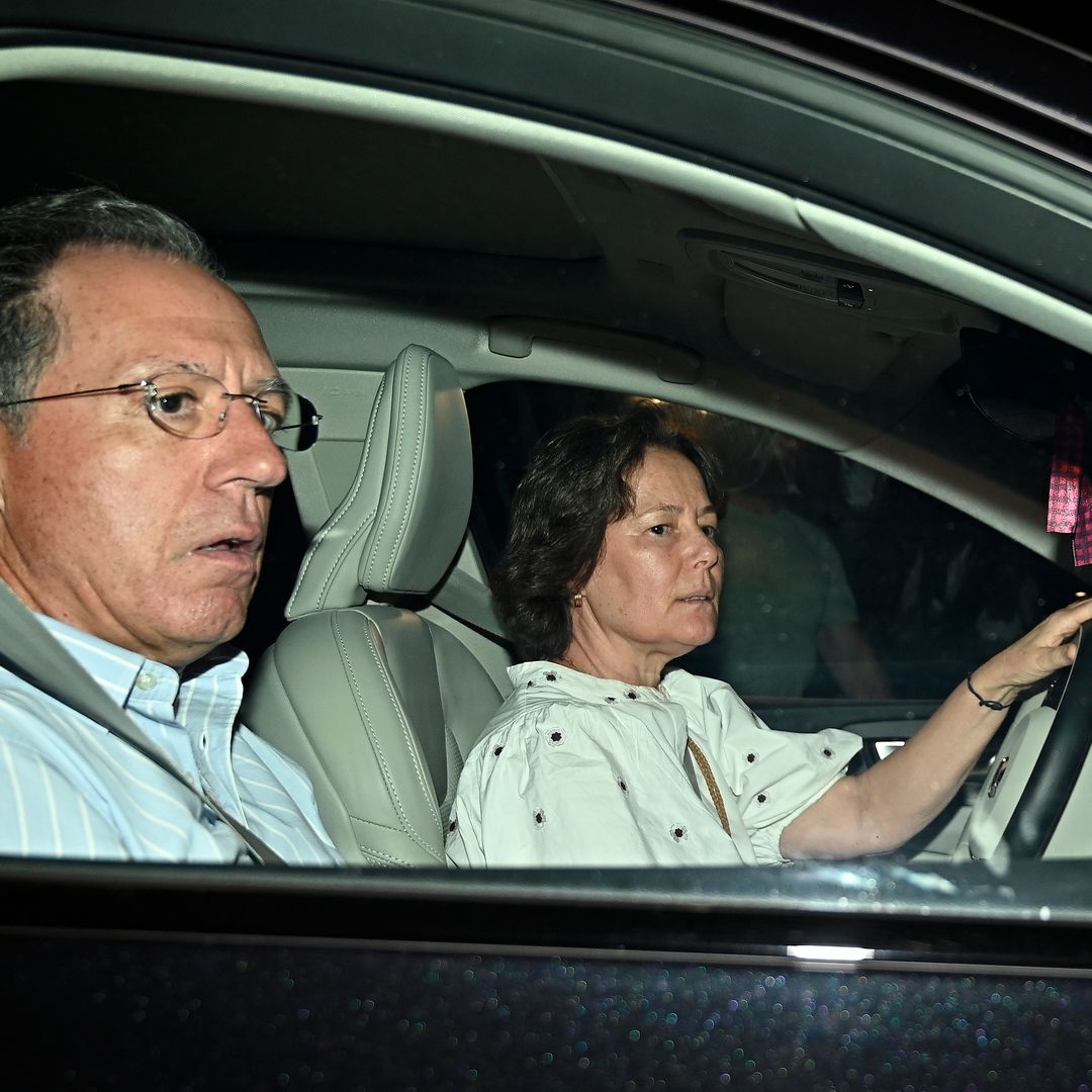 Los padres de Teresa Urquijo llegan al hospital ante el inminente nacimiento de su nieto