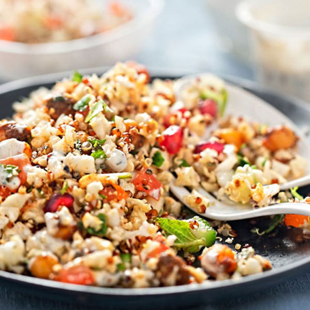 Ensalada de coliflor, garbanzos y queso feta con 'harissa' y menta