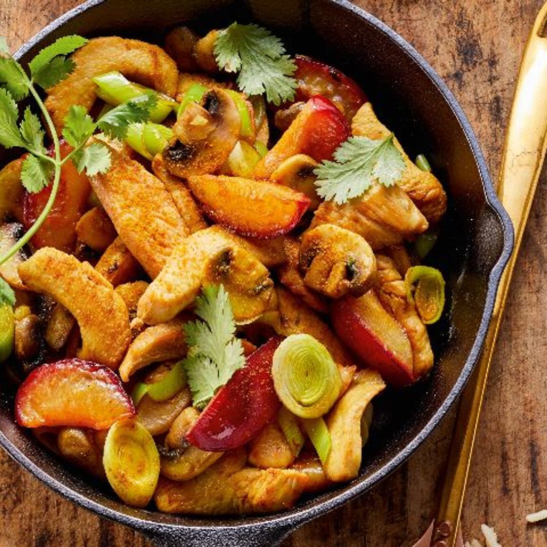 Pollo guisado con nectarinas y canela