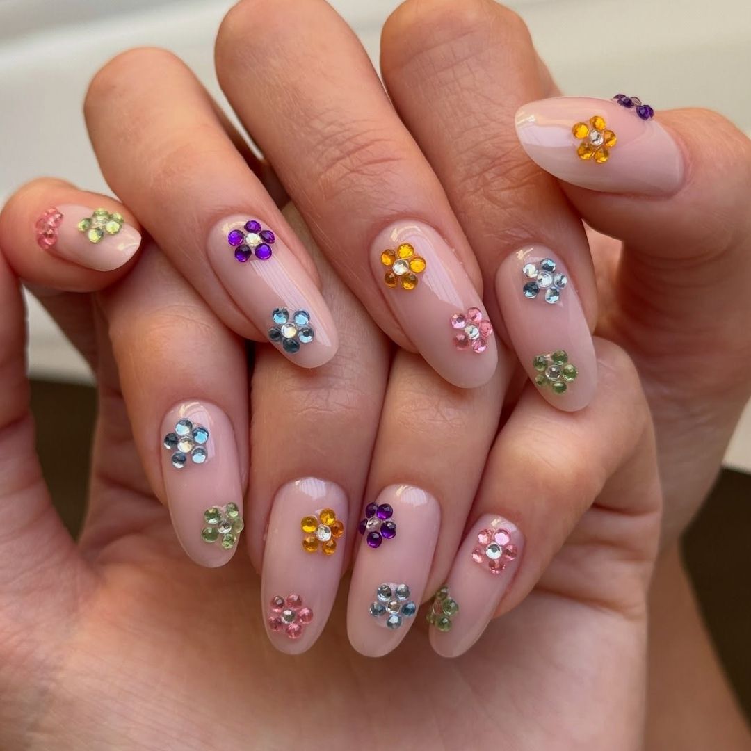 12 manicuras brillantes para convertir tus uñas en joyas y triunfar en las noches de verano