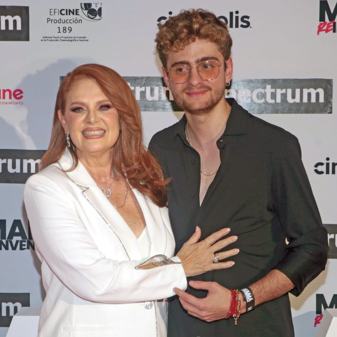 Erika Buenfil brilla de la mano de su hijo, en su noche más especial