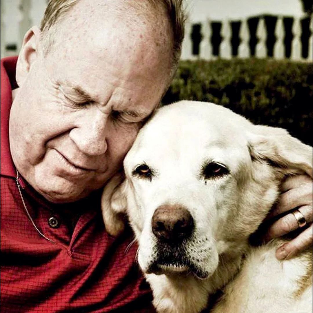 Michael Hingson junto a su mascota, Roselle