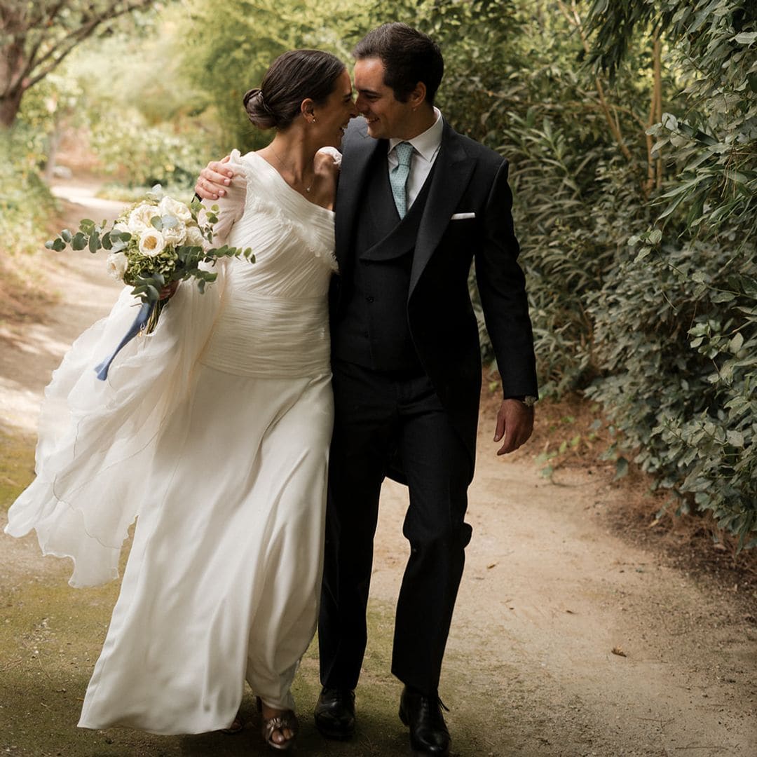 Una mantilla con 130 años y una capa de dos metros y medio: el romántico look nupcial de Ana en su boda madrileña