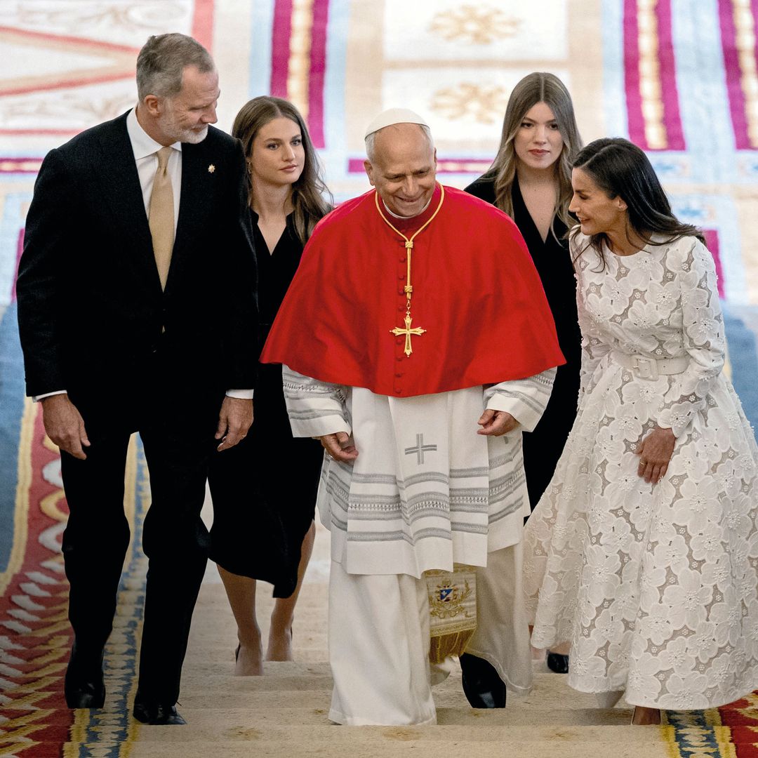 Después de recibir honores, los Reyes, sus hijas y el Papa accedieron a los salones de Estado subiendo la Escalera de Embajadores, de 72 peldaños (era la primera vez que veíamos a la familia en la impresionante escalinata).