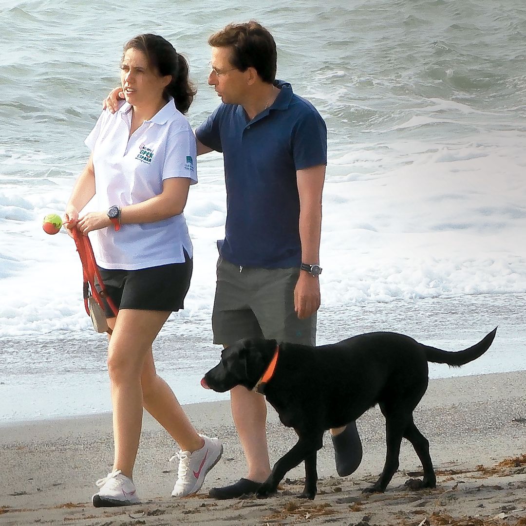 osé Luis Martínez-Almeida y su mujer, Teresa Urquijo, paseando por la playa con su perro
