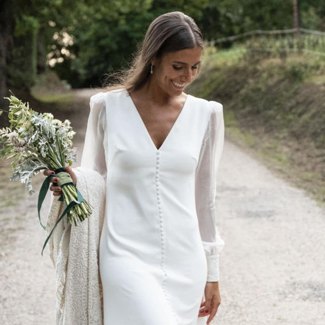 Un vestido de novia sencillo y una cola bordada: la elección de Macarena para su boda en Santoña