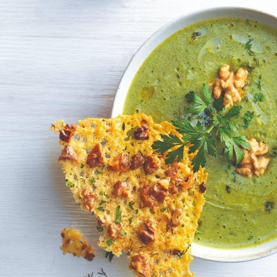 Crema de espinacas con crujiente de nueces y queso parmesano