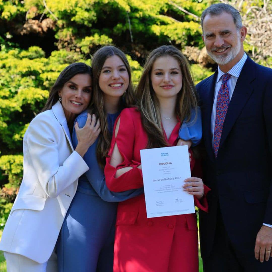 Todas las imágenes de la princesa Leonor en su graduación feliz junto a los Reyes y la infanta Sofía