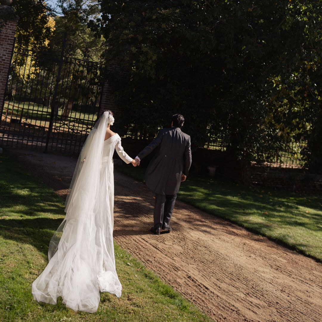 Celia, la novia enamorada de las flores que inundó su boda de dalias y tulipanes: "Me transmiten alegría y vida"