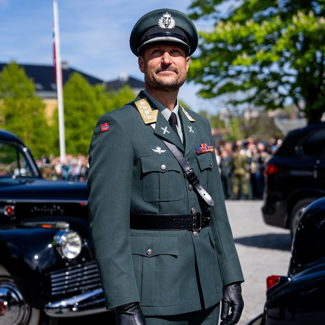 Haakon de Noruega reaparece en público y se niega a responder sobre la relación entre la princesa Mette-Marit y Jeffrey Epstein: "Ya hablaremos de esto"