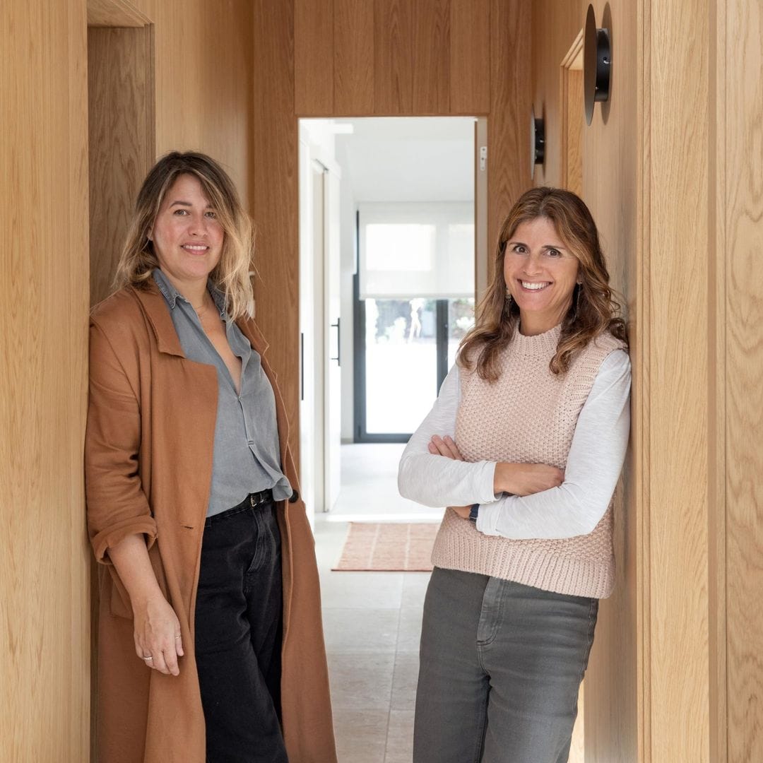 Helena Llorente y Cristina Batlles, interioristas: “Abusar de los estampados florales, que crean ambientes falsos, es un error habitual en la decoración veraniega”