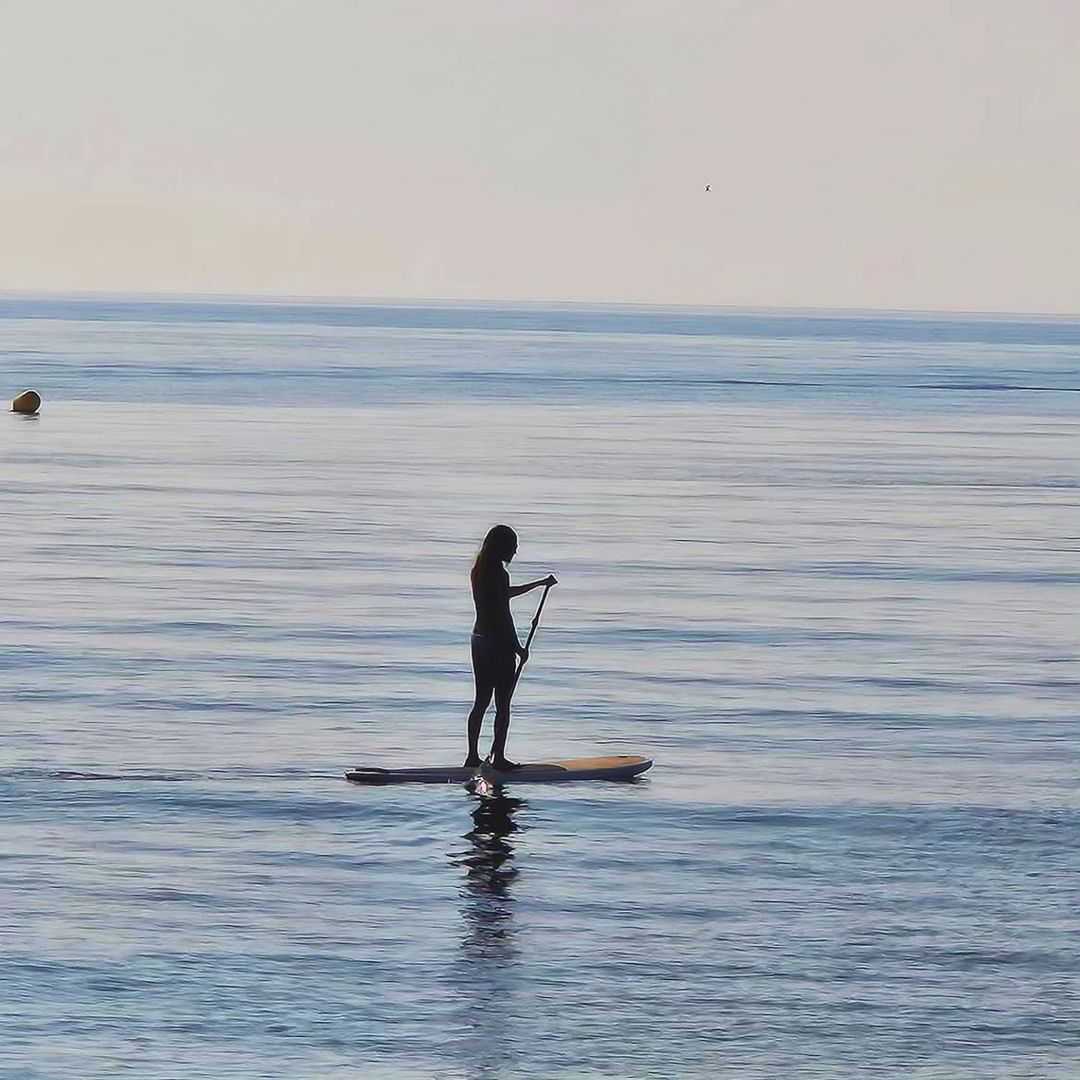 Isabel Jiménez haciendo paddle surf, Almería
