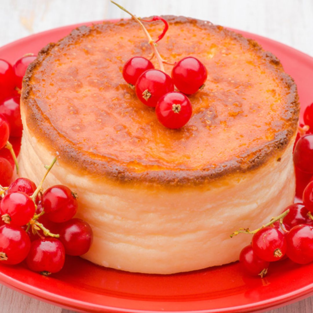 ¿Intolerante a la lactosa? Prueba esta tarta de queso al horno con cerezas