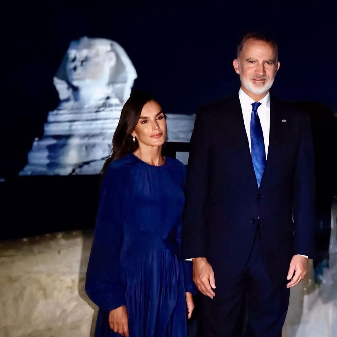 La reina Letizia sorprende en Egipto con un tercer vestido de estreno en 24 horas: azul y de cintura marcada