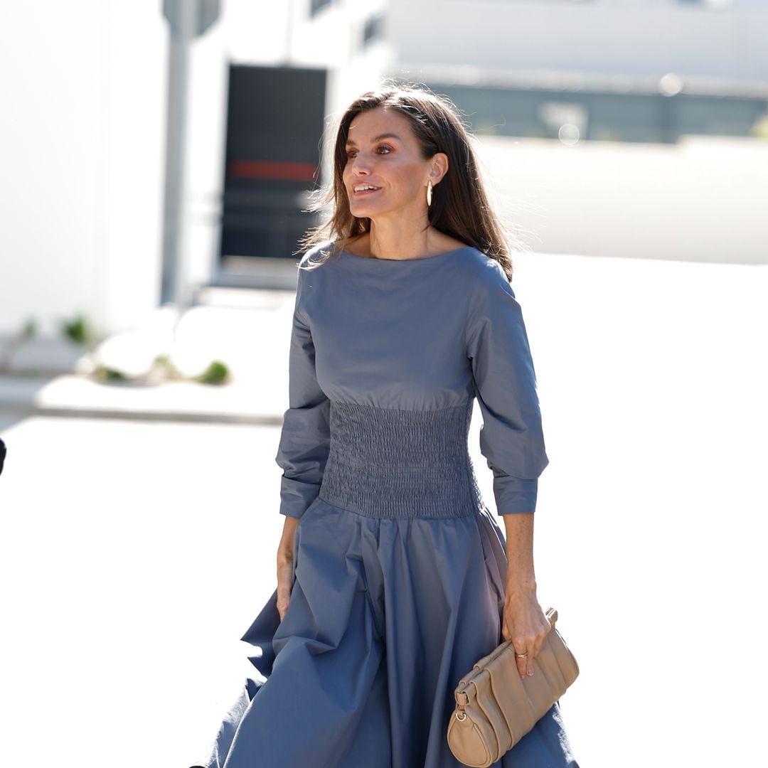La reina Letizia estrena un vestido 'cintura de avispa' rebajado y sandalias planas cubiertas con cristales
