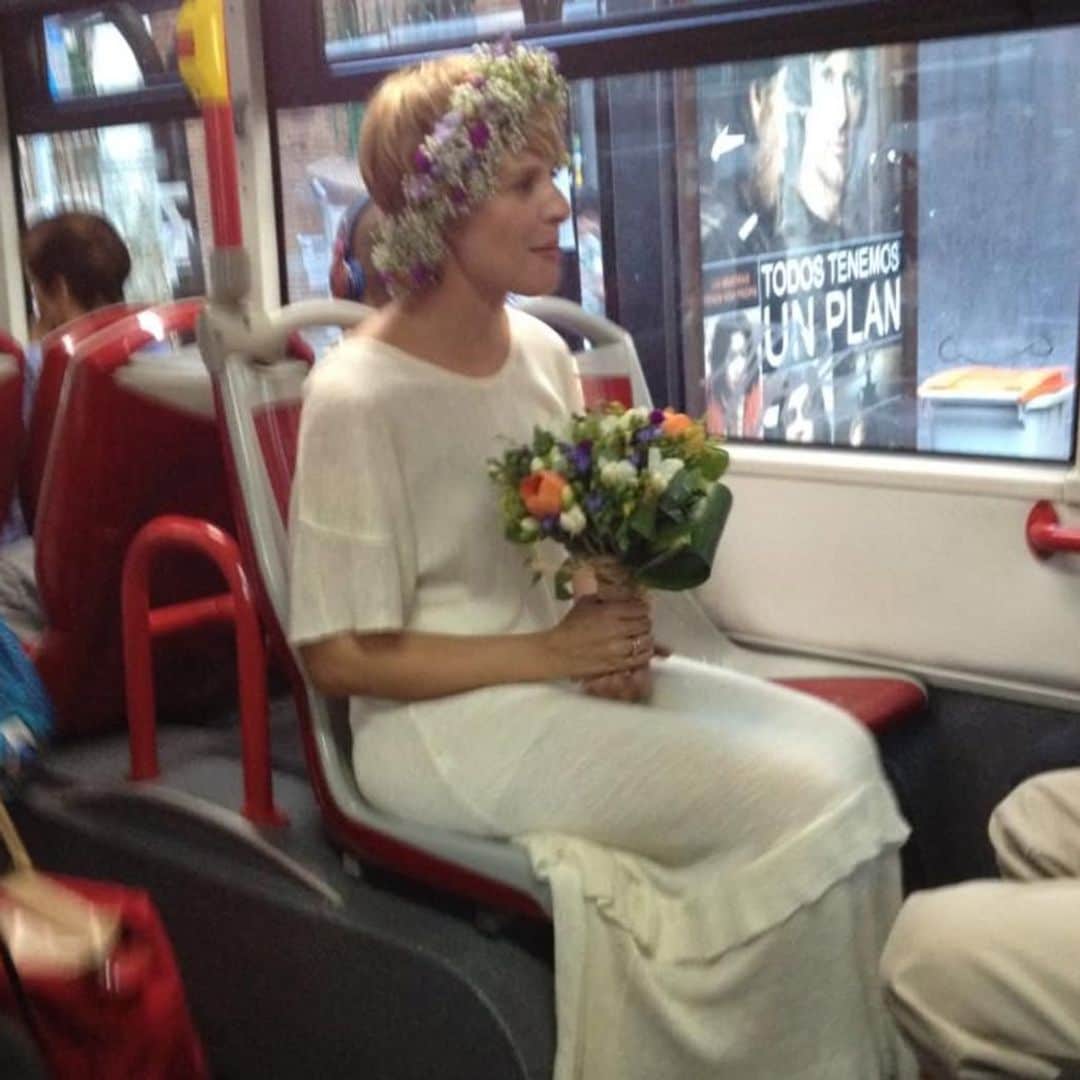 Tania Llasera comparte la imagen inédita de su boda: vestida de novia y subida a un autobús