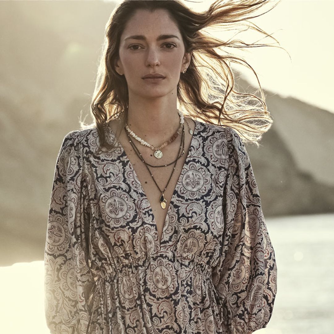 Chufy nos enseña 5 formas de llevar un vestido estampado y lograr el mejor look en segundos