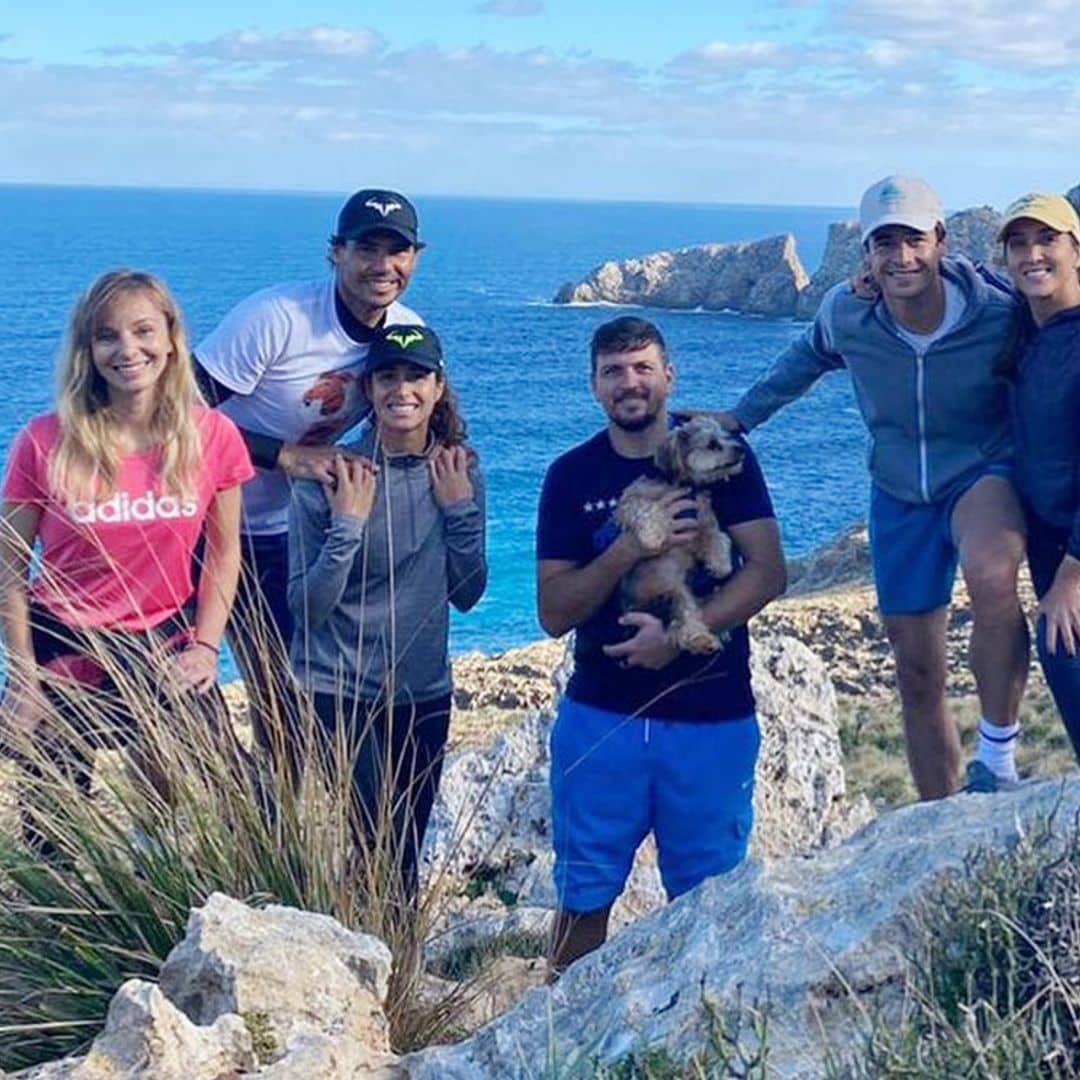 Rafa Nadal y Mery Perelló disfrutan de un día de naturaleza y amigos en un escenario idílico