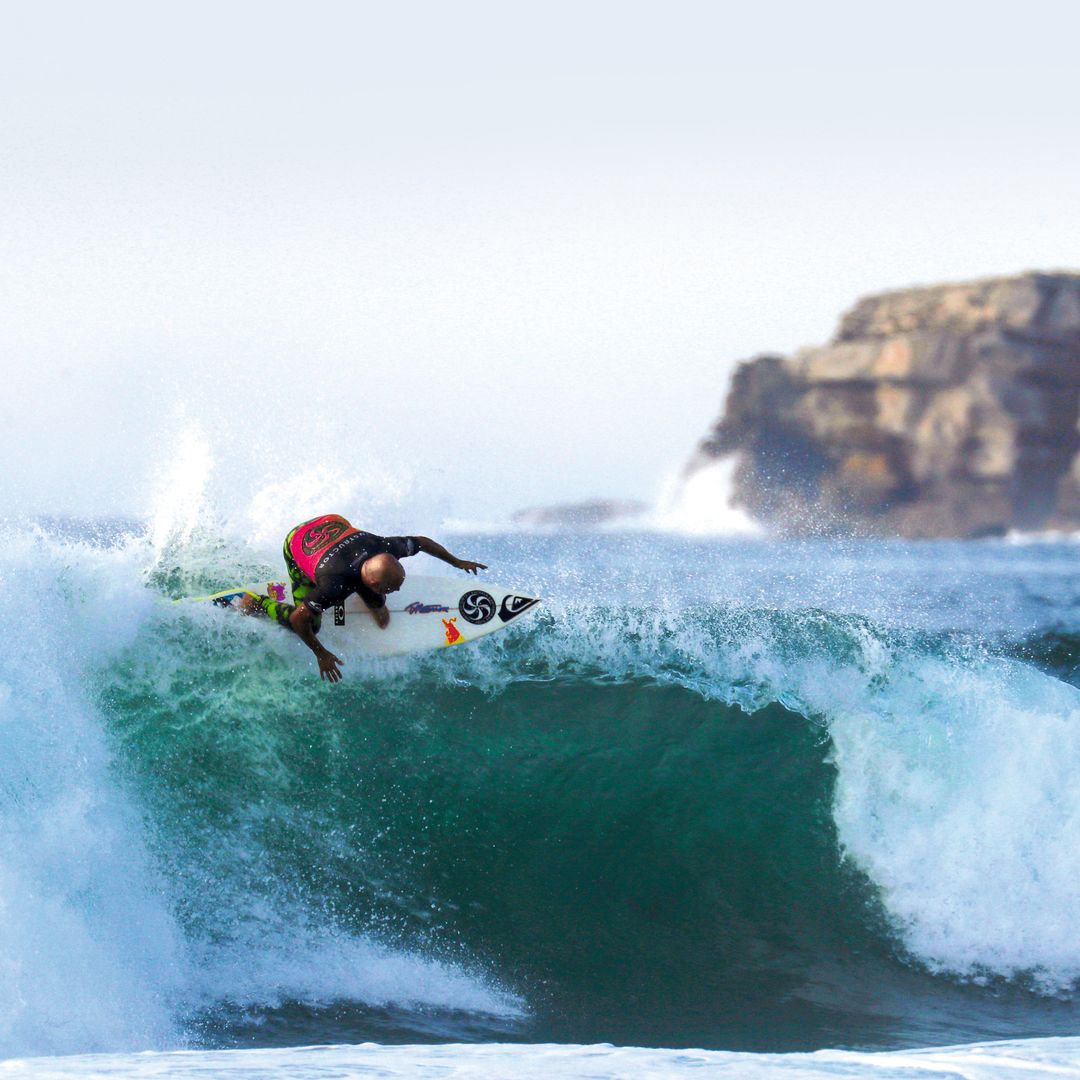 Surfista cabalgando sobre la tabla en Somo, Cantabria