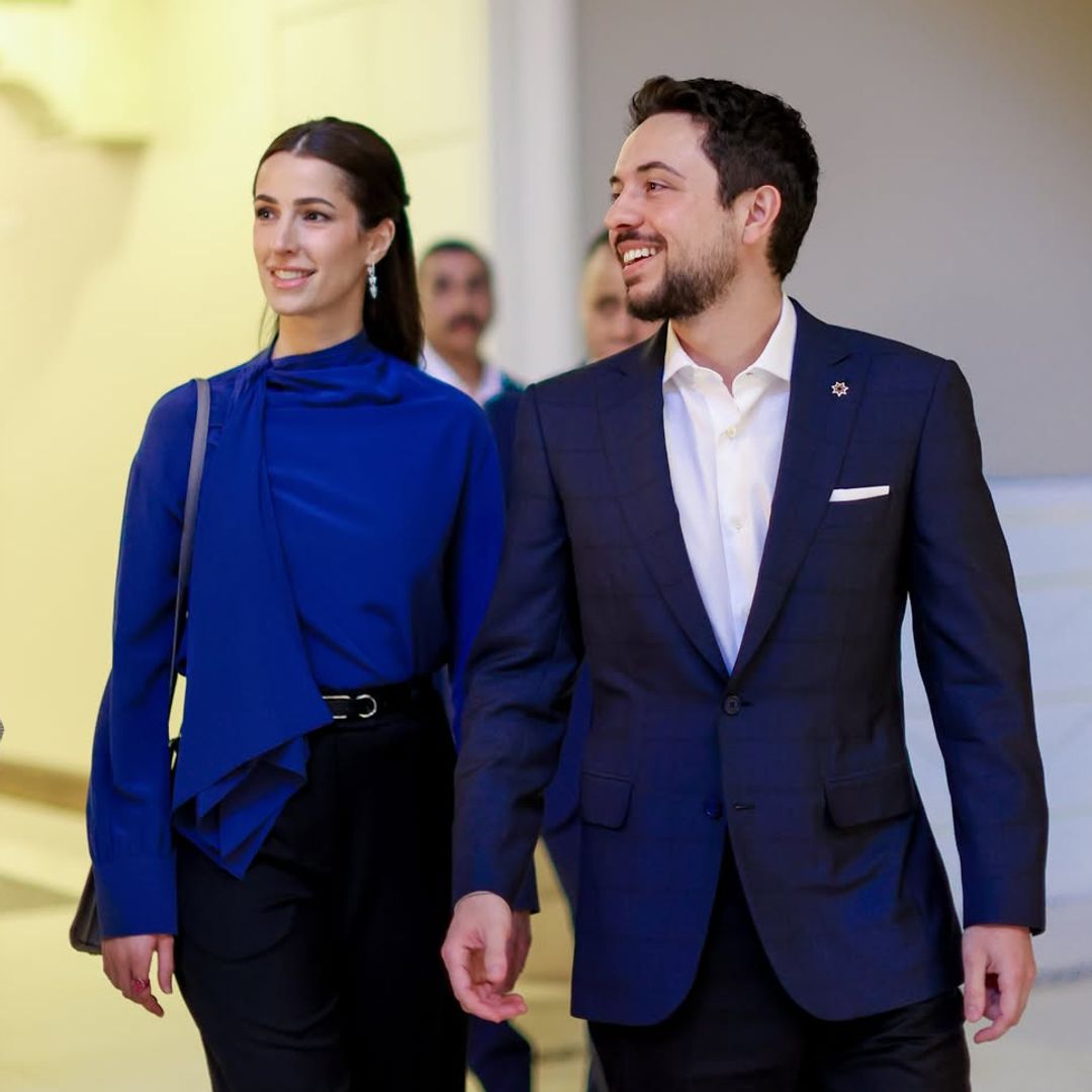 La blusa azul eléctrico de Rajwa de Jordania y el bolso de lujo que ya llevó la princesa Salma hace ocho años