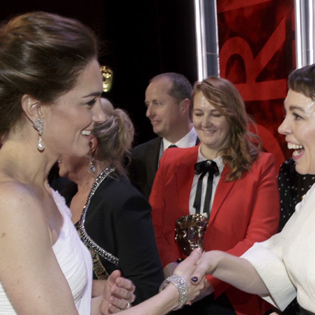 El emocionante encuentro de la duquesa de Cambridge y la 'reina Ana de Inglaterra' en los BAFTA