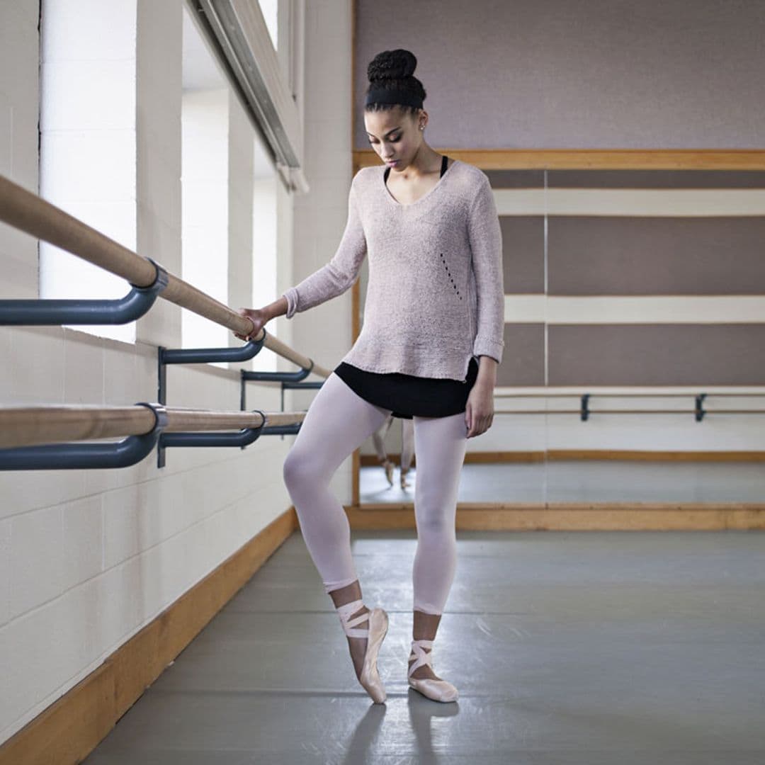 Consigue un cuerpo de bailarina con estos ejercicios de 'barre' que puedes hacer en casa