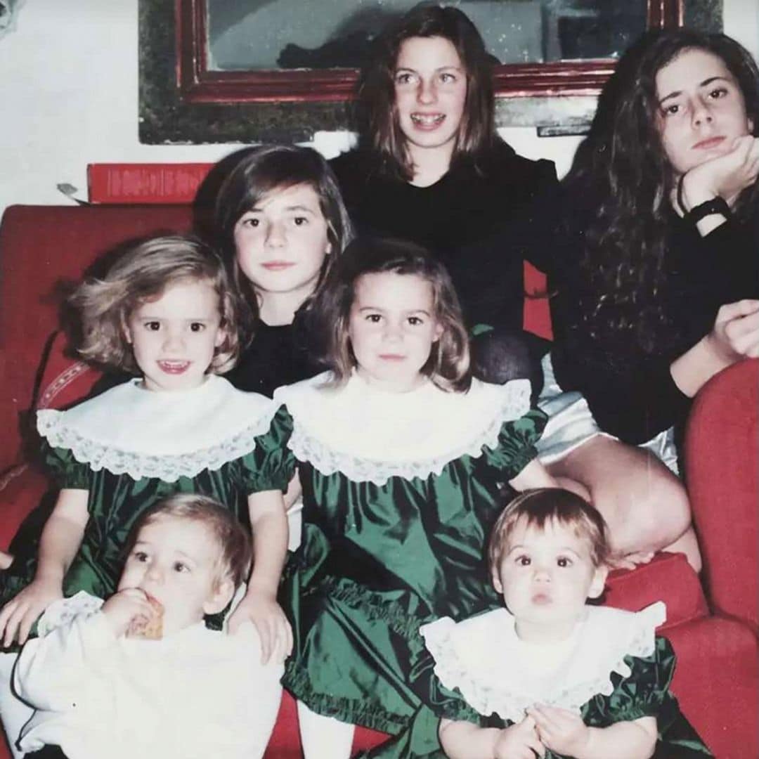 Cristina, posando con sus hermanos Carla, Lulu y Alonso, además de sus primas Alejandra, Eugenia y Claudia Osborne 