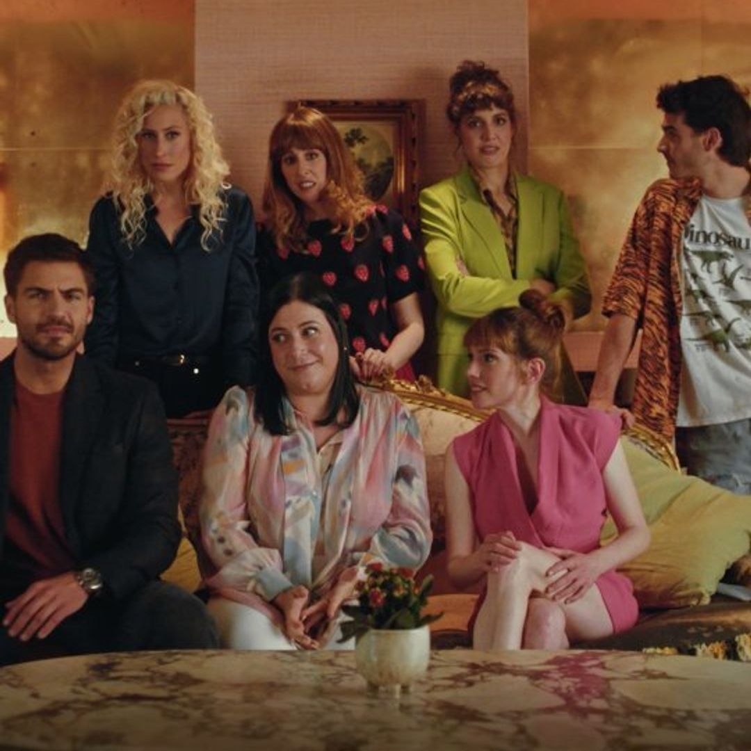 Elísabet Benavent con los protagonistas de la serie 'Valeria', de Netflix