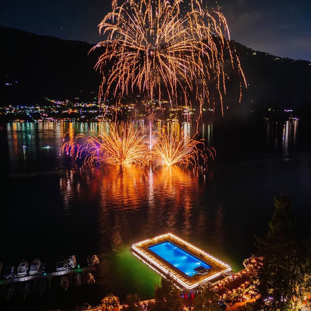 Piscina flotante en el lago di Como, Italia, hotel Villa d'Este, Cernobbio