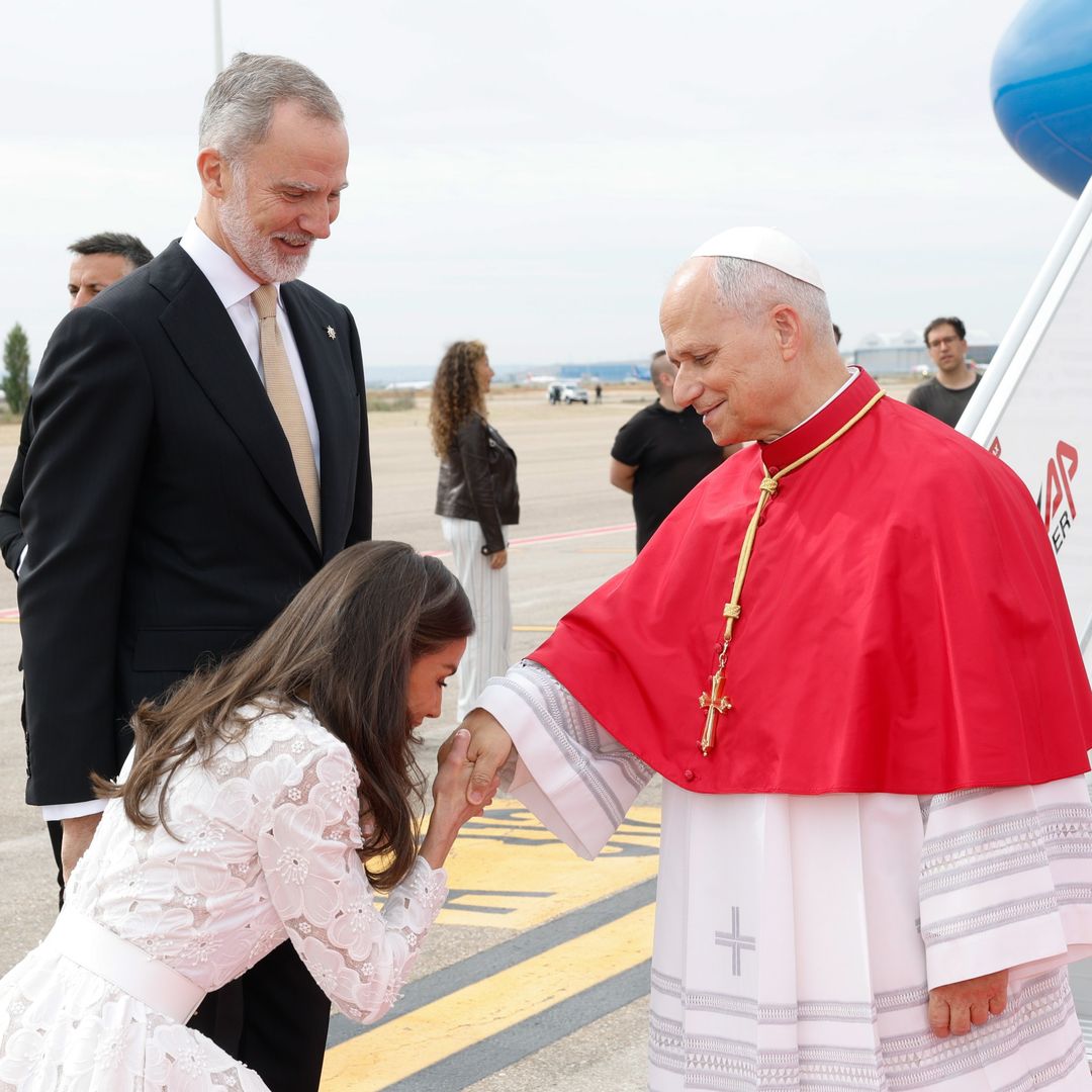 La doble reverencia de la reina Letizia y los regalos de los niños en el aeropuerto marcan el arranque de la visita 