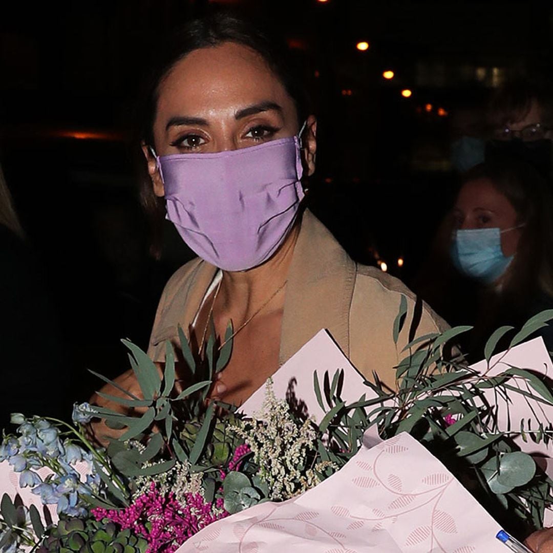 Tamara Falcó celebra su cumpleaños sin parar de trabajar (y no le faltan las flores y la tarta)