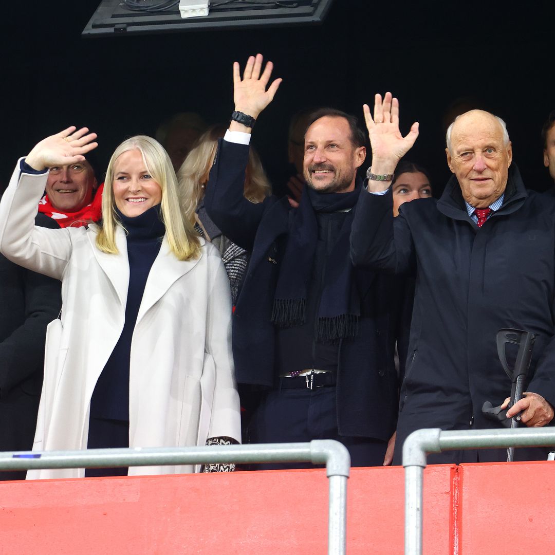 Lo que no se ha visto de la reaparición de Mette-Marit de Noruega: de su efusividad en el fútbol al abrazo al rey Harald