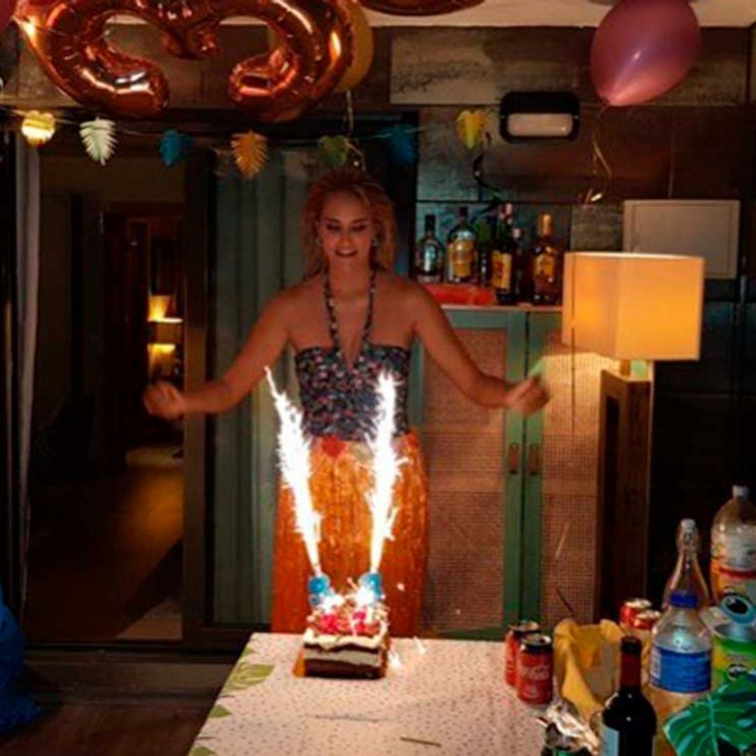 Fiesta hawaiana, mucho amor y un misterioso mensaje, así ha soplado las 33 velas Alba Carrillo