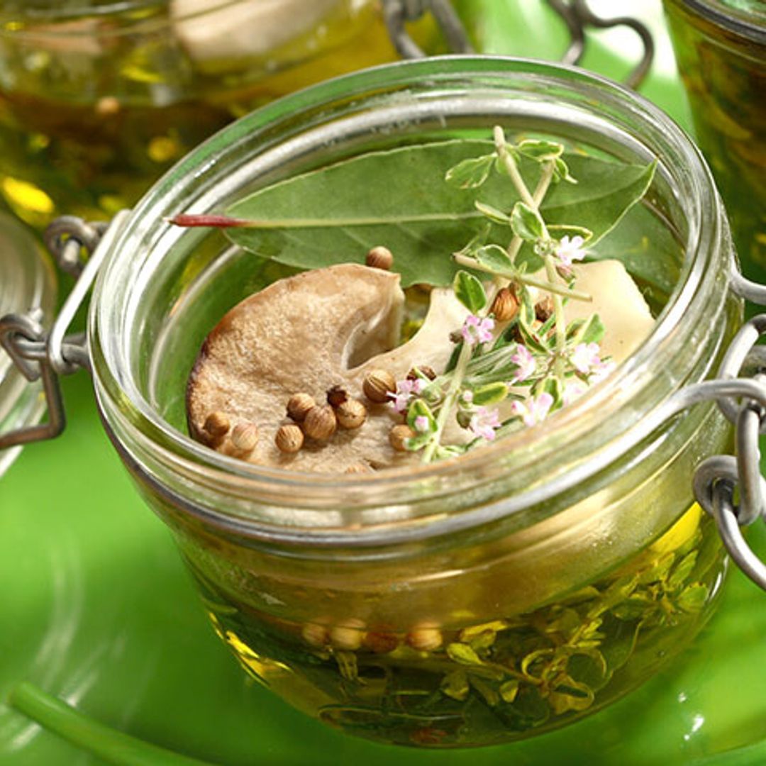Setas en aceite con hierbas aromáticas