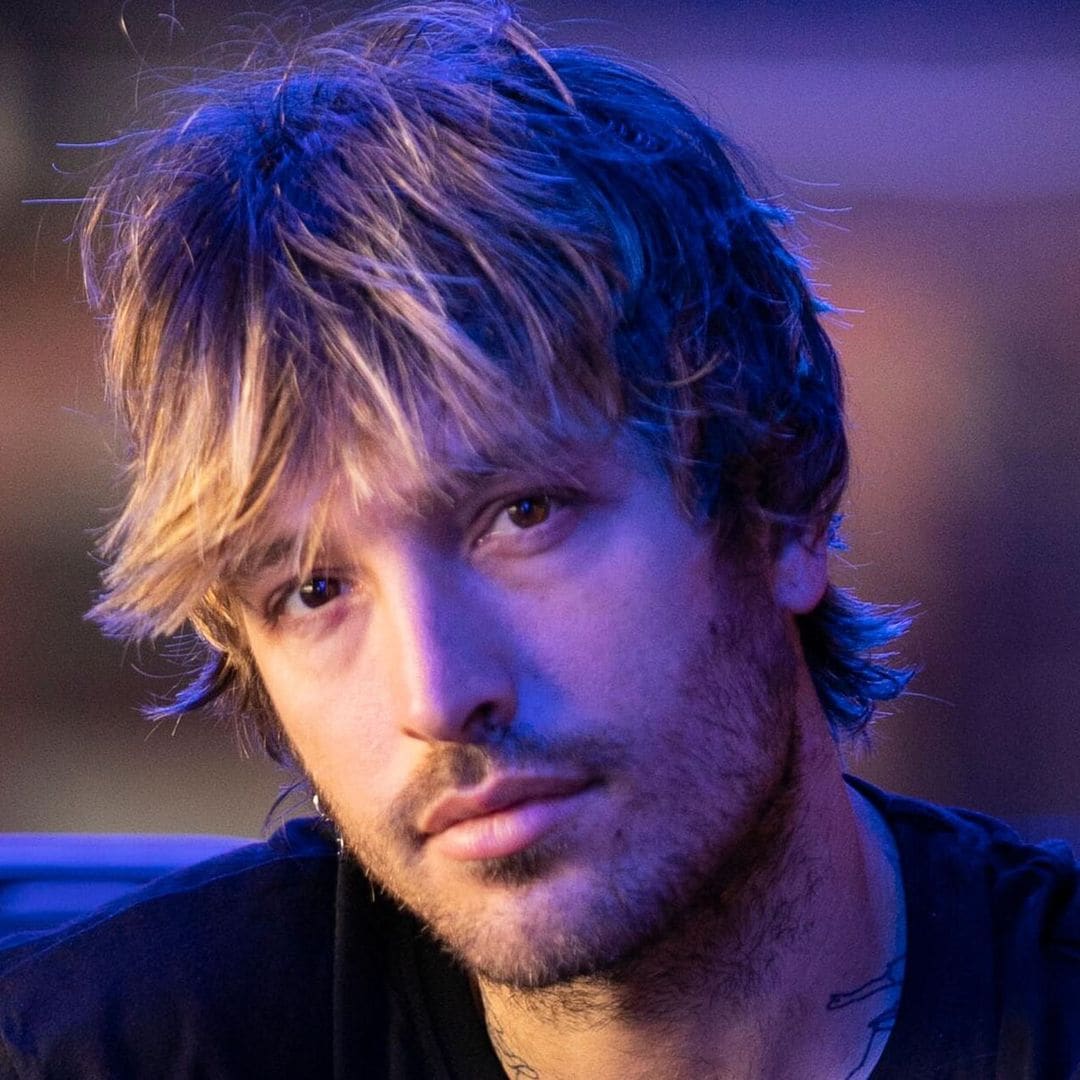 Descubrimos la afición secreta de Adrián Roma, el ‘sexy’ cantante que ha conquistado a la actriz Ana Fernández