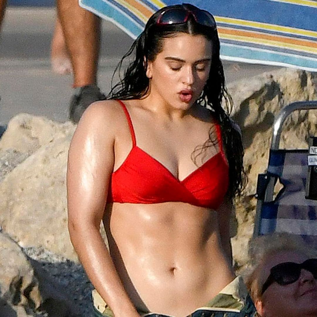 Rosalía presume cuerpazo en bikini rojo y diminutos shorts