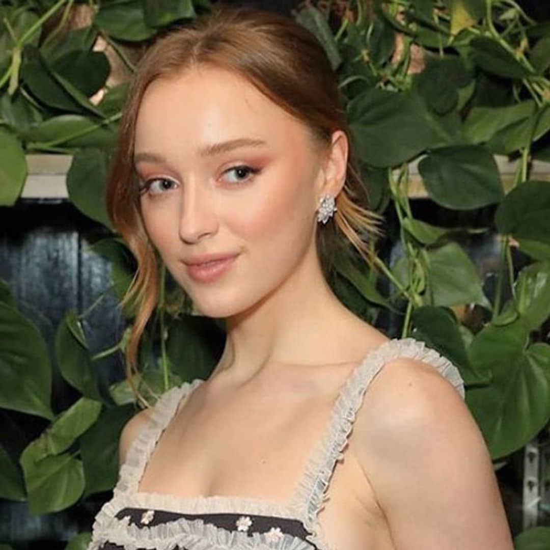 ¡Phoebe Dynevor también compra en las rebajas de Mango!