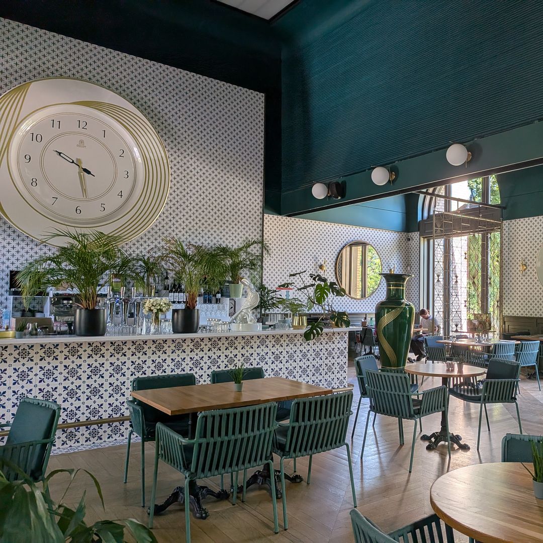 Restaurante en el interior de la Millennium House, Városliget, el Parque de la Ciudad de Budapest