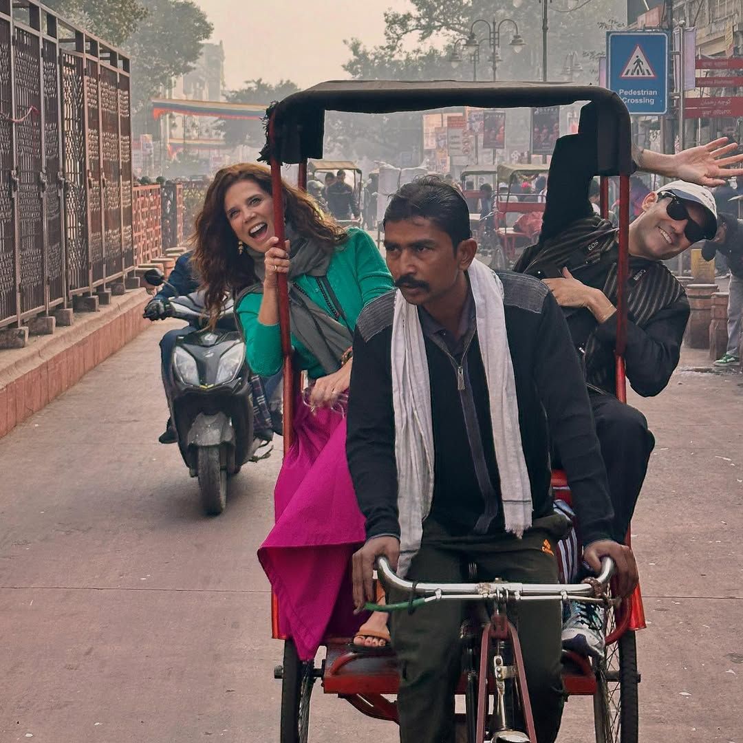 Juana Acosta y Marco Llorente en rickshaw por las calles de Delhi, India