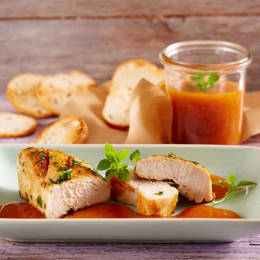 Pollo a las finas hierbas con salsa de albaricoques
